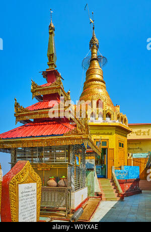 POPA, MYANMAR - février 26, 2018 : visiter les sanctuaires de Popa Taung Kalat monastère, décorées avec pyatthat (en plusieurs étapes) toitures, stupas sculptés, de la dentelle Banque D'Images