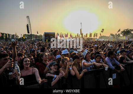 La foule écoute Jorja Smith dans le soleil de l'après-midi alors qu'elle effectue sur la scène de l'Ouest à Holt Glastonbury Festival 2019 le vendredi 28 juin 2019 à Digne ferme, Pilton. . Photo par Julie Edwards. Banque D'Images