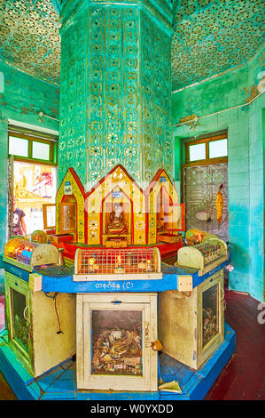 POPA, MYANMAR - février 26, 2018 : La belle colonne en sanctuaire de Popa Taung Kalat monastère, décoré de motifs et miroir de petites statues de Bouddha Banque D'Images