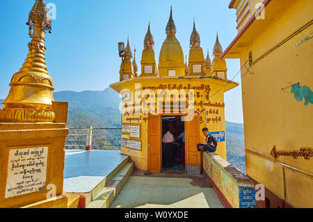 POPA, MYANMAR - février 26, 2018 : Le petit sanctuaire votives de Popa Taung Kalat monastère avec les conseils, contenant les noms de donateurs et des golden stu Banque D'Images