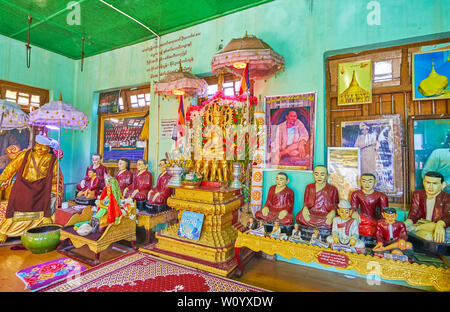 POPA, MYANMAR - février 26, 2018 : l'intérieur du sanctuaire de Nat Taung Kalat Temple avec autel bouddhiste et des images, le 26 février à Popa Banque D'Images