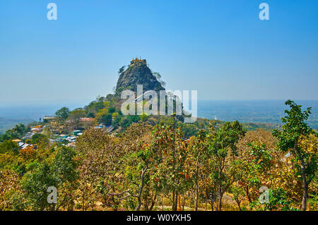 Le paysage unique avec Grand éperon rocheux de Popa Mountain et Popa Taung Kalat monastère sur le haut, au-dessus de la forêts et collines de Pégou R Banque D'Images