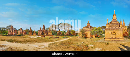 Panorama avec de petits sanctuaires de brique ancienne Bagan site archéologique, s'étend le long de la savane, Myanmar Banque D'Images