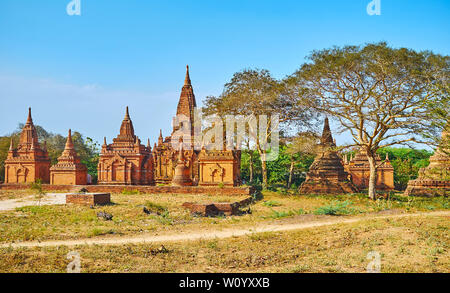 Les sanctuaires de briques pittoresque unique offrent une stupa-comme chaque spire avec un décor sculpté et tours de jeu par les côtés, Bagan, Myanmar Banque D'Images