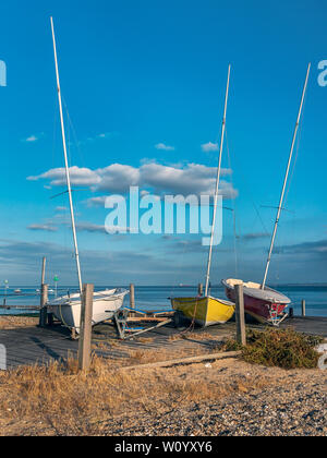 SOUTHEND-ON-SEA, ESSEX - 10 JUILLET 2018 : des dinghies sur une jetée dans la région de Thorpe Bay Banque D'Images