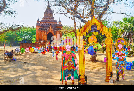 BAGAN, MYANMAR - février 26, 2018 : la porte à la main à l'artisanat marché, situé à l'ancien temple et proposant des parapluies, stri Banque D'Images