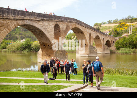 Les pèlerins se promènaient dans le pont médiéval de la ville de Puente la Reina tout en marchant sur le Camino de Santiago, chemin du pèlerinage de Saint-Jacques en Espagne Banque D'Images