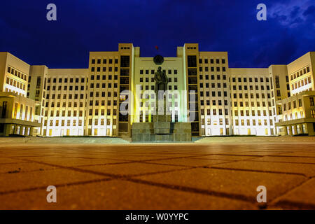 Minsk, Belarus - 29 juin 2018 : monument de Lénine devant la Maison du Gouvernement de la République du Bélarus. La place de l'indépendance, Minsk, Bélarus Banque D'Images