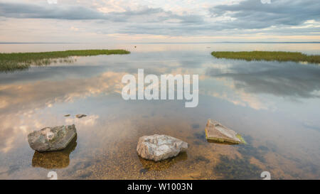 Réflexions sur les eaux du Lough Neagh encalminés, County Armagh, en Irlande du Nord Banque D'Images