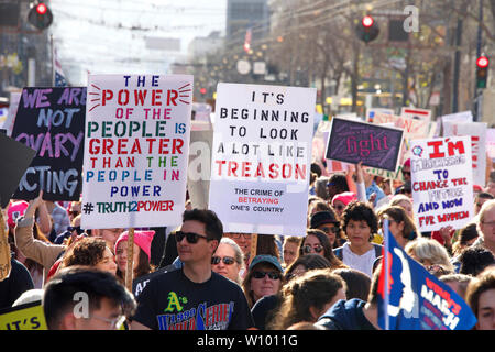San Francisco, CA - le 19 janvier 2019 : les participants non identifiés dans la Marche des femmes. Le thème de cette année est la vérité au pouvoir et de célébrer le Womens W Banque D'Images