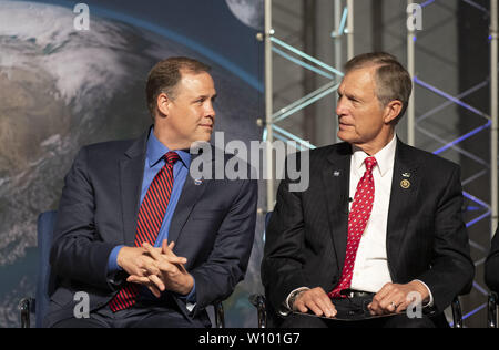 Webster, Texas, USA. 28 Juin, 2019. Le membre du Congrès Dr Brian Babin du Texas, des entretiens avec l'administrateur de la NASA Jim Bridenstine comme recueillir des dignitaires de consacrer le Centre de contrôle de mission de rétablir l'honneur du 50e anniversaire d'Apollo 11 1969 alunissage. Directeur de vol Gene Krantz a aidé à Bridenstine couper le ruban. Credit : Bob Daemmrich/ZUMA/Alamy Fil Live News Banque D'Images