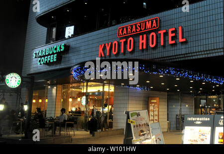 Hôtel Kyoto et du café Starbucks, par nuit Japon Kyoto Banque D'Images