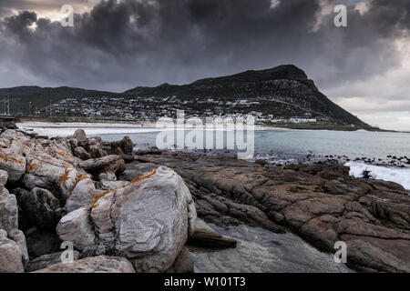 Approches d'une tempête sur l'Afrique du Sud, Glencairn's False Bay côte, près de Cape Town Banque D'Images