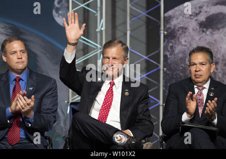 Webster, Texas, USA. 28 Juin, 2019. Le membre du Congrès Dr Brian Babin du Texas comme dignitaires recueillir l'extérieur de Houston pour consacrer le Centre de contrôle de mission de rétablir l'honneur du 50e anniversaire d'Apollo 11 1969 alunissage. Directeur de vol Gene Krantz a contribué à l'administrateur de la NASA Jim Bridenstine couper le ruban. Credit : Bob Daemmrich/ZUMA/Alamy Fil Live News Banque D'Images