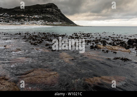 Approches d'une tempête sur l'Afrique du Sud, Glencairn's False Bay côte, près de Cape Town Banque D'Images