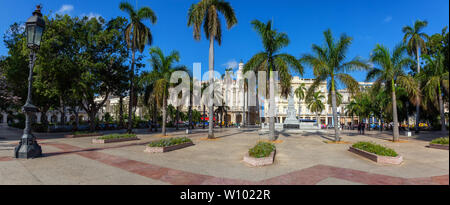 Belle vue sur le parc central dans la vieille ville de La Havane, capitale de Cuba, au cours d'un vibrant et lumineux matin ensoleillé. Banque D'Images