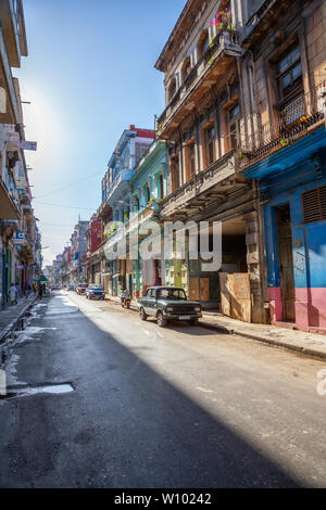 La Havane, Cuba - 13 mai 2019 : vue sur la rue de la vieille ville de La Havane, capitale de Cuba, lors d'un matin ensoleillé et lumineux. Banque D'Images