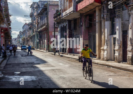 La Havane, Cuba - 13 mai 2019 : vue sur la rue de la vieille ville de La Havane, capitale de Cuba, lors d'un matin ensoleillé et lumineux. Banque D'Images