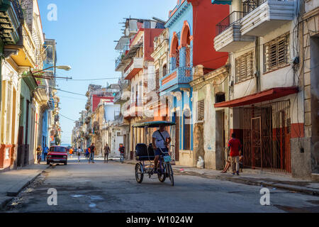 La Havane, Cuba - 13 mai 2019 : vue sur la rue de la vieille ville de La Havane, capitale de Cuba, lors d'un matin ensoleillé et lumineux. Banque D'Images