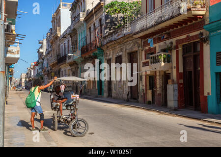 La Havane, Cuba - 13 mai 2019 : vue sur la rue de la vieille ville de La Havane, capitale de Cuba, lors d'un matin ensoleillé et lumineux. Banque D'Images