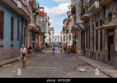 La Havane, Cuba - 13 mai 2019 : vue sur la rue de la vieille ville de La Havane, capitale de Cuba, lors d'un matin ensoleillé et lumineux. Banque D'Images