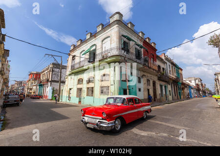 La Havane, Cuba - 14 mai 2019 : classique vieille voiture de taxi dans les rues de la vieille ville de La Havane au cours d'un vibrant et lumineux matin ensoleillé. Banque D'Images