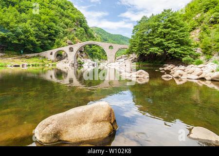 Le pont du diable est un vieux pont ottoman en Bulgarie qui reliait la Thrace avec vue sur la mer Égée. près d'Ardino dans les montagnes des Rhodopes la rivière Arda Banque D'Images