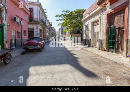 La Havane, Cuba - 13 mai 2019 : vue sur la rue de la vieille ville de La Havane, capitale de Cuba, lors d'un matin ensoleillé et lumineux. Banque D'Images