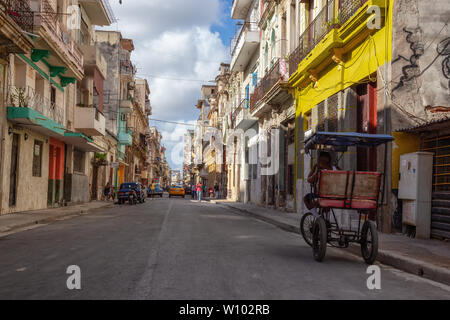 La Havane, Cuba - 13 mai 2019 : vue sur la rue de la vieille ville de La Havane, capitale de Cuba, lors d'un matin ensoleillé et lumineux. Banque D'Images