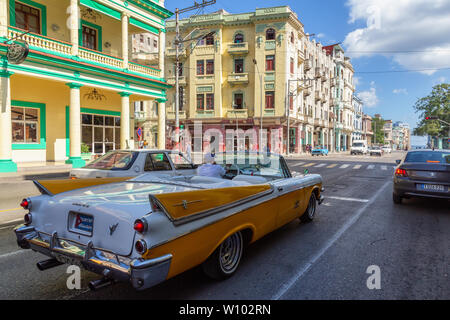 La Havane, Cuba - 13 mai 2019 : classique vieille voiture de taxi dans les rues de la vieille ville de La Havane au cours d'un vibrant et lumineux matin ensoleillé. Banque D'Images