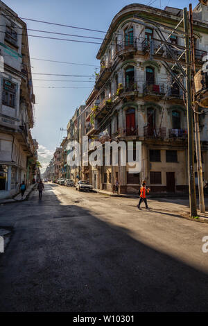 La Havane, Cuba - 13 mai 2019 : vue sur la rue de la vieille ville de La Havane, capitale de Cuba, lors d'un matin ensoleillé et lumineux. Banque D'Images