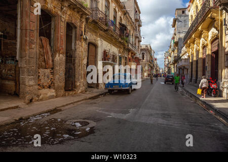 La Havane, Cuba - 13 mai 2019 : vue sur la rue de la vieille ville de La Havane, capitale de Cuba, lors d'un matin ensoleillé et lumineux. Banque D'Images