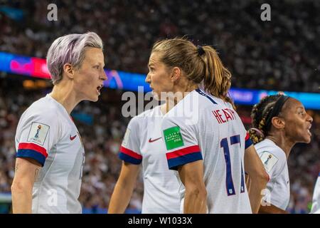 Le Havre, France. 28 juin 2019. La Norvège contre l'Angleterre - Megan Rapinoe de United States célèbre avec Tobin Heath des États-Unis après avoir marqué but (2-0) lors d'un match entre la France et les États-Unis. Qualification Coupe du Monde de Football. La FIFA. Tenue au Parc des Princes à Paris, France (Photo : Richard Callis/Fotoarena) Crédit : Foto Arena LTDA/Alamy Live News Banque D'Images