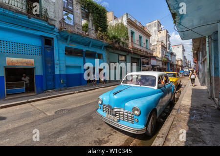 La Havane, Cuba - 14 mai 2019 : classique vieille voiture de taxi dans les rues de la vieille ville de La Havane au cours d'un vibrant et lumineux matin ensoleillé. Banque D'Images