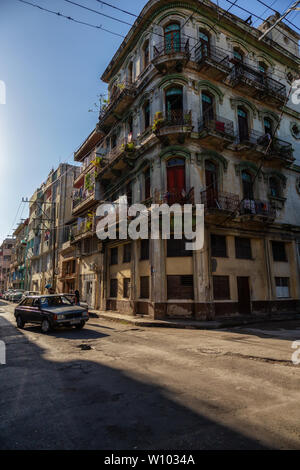 La Havane, Cuba - 13 mai 2019 : vue sur la rue de la vieille ville de La Havane, capitale de Cuba, lors d'un matin ensoleillé et lumineux. Banque D'Images