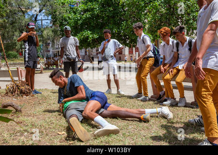 La Havane, Cuba - 14 mai 2019 : les jeunes adolescents la lutte et s'amusant dans une place publique durant une chaude journée ensoleillée. Banque D'Images