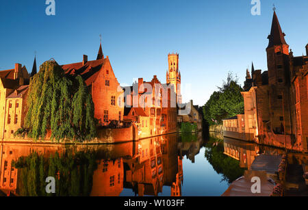 Vue sur la célèbre attraction touristique de Bruges - Rozenhoedkaai vue canal avec beffroi et maisons anciennes le long de canal avec arbre dans la nuit. Bruges, Belgique Banque D'Images