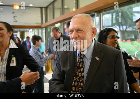 Houston, Texas, USA. 28 juin 2019. Directeur de vol d'Apollo 11 Gene Krantz arrive à donner à ses souvenirs de la journée, il y a près de 50 ans lorsque les États-Unis ont débarqué des hommes sur la lune lors de cérémonies à l'extérieur de la NASA à Houston. Le Centre de contrôle de mission a ensuite été consacrée après une restauration de plusieurs millions de dollars visant à coïncider avec la célébration du 50e anniversaire. Credit : Bob Daemmrich/Alamy Live News Banque D'Images