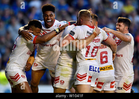 Stade Halliwell Jones, Warrington, Royaume-Uni. 28 Juin, 2019. Betfred Superleague Rugby, Warrington Wolves contre St Helens ; Regan grâce de St Helens célèbre avec ses coéquipiers après avoir marqué un Alex Walmsley essayez de faire le score 10 - 17 dans la 78e minute : Action Crédit Plus Sport/Alamy Live News Banque D'Images