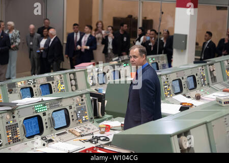 L'administrateur de la NASA Jim Bridenstine promenades à travers le centre de contrôle de mission nouvellement restauré à l'extérieur de la NASA de Houston après son dévouement vendredi pour coïncider avec le 50e anniversaire de l'atterrissage sur la lune en 1969. Banque D'Images