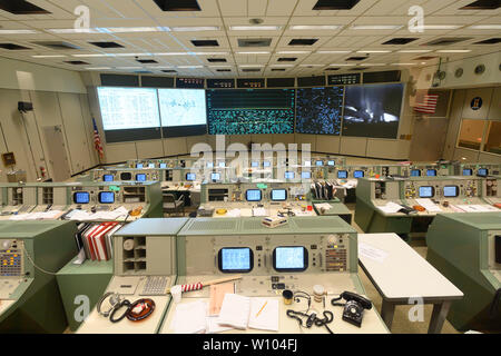 Centre de contrôle de mission au Centre spatial Johnson de la NASA Clear Lake près de Houston, Texas, récemment restauré dans sa version 1960 pour commémorer le 50e anniversaire de l'homme premiers pas sur la lune en juillet 1969 par les astronautes d'Apollo 11. Après son lancement depuis le Centre spatial Kennedy en Floride, l'alunissage d'Apollo 11 et le retour sur terre était contrôlé à partir de ce site. Banque D'Images