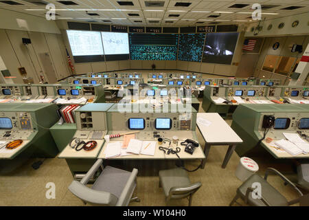 Centre de contrôle de mission au Centre spatial Johnson de la NASA Clear Lake près de Houston, Texas, récemment restauré dans sa version 1960 pour commémorer le 50e anniversaire de l'homme premiers pas sur la lune en juillet 1969 par les astronautes d'Apollo 11. Après son lancement depuis le Centre spatial Kennedy en Floride, l'alunissage d'Apollo 11 et le retour sur terre était contrôlé à partir de ce site. Banque D'Images