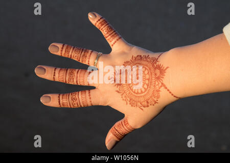 Washington, DC, USA - 1 Avril 2019 : Henna Mehndi,, une forme de body art de l'Inde ancienne. Henna Mehndi, également connu sous le nom d'un colorant est préparé à partir de la pl Banque D'Images