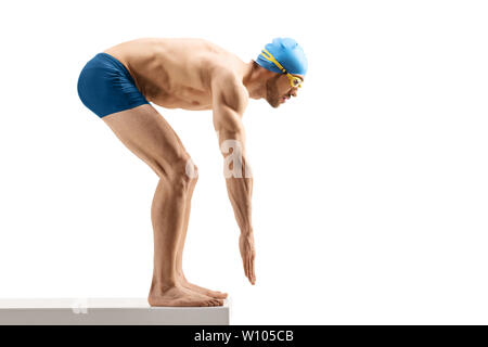 Longueur totale d'un nageur s'apprête à commencer la natation isolé sur fond blanc Banque D'Images