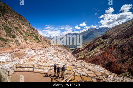 Affichage des visiteurs l'extraction de sel casseroles Salinas à Vallée sacrée des Incas, le Pérou Banque D'Images