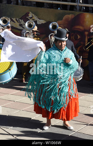 Cholita dancing à El Alto, La Paz, Bolivie Banque D'Images