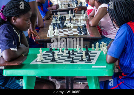 Les élèves jouant aux échecs par paires au Festival des jeux de sport de l'école dans l'école secondaire Chinhamapere Banque D'Images