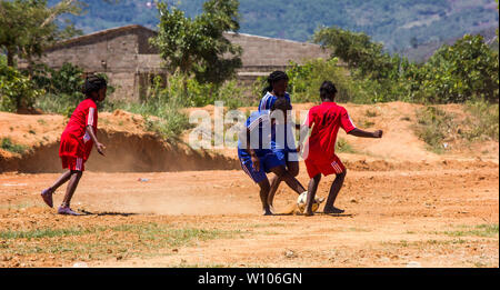 Lycéennes jouant au football Banque D'Images