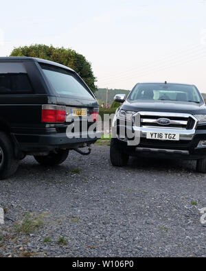 Juin 2019 - L'ancien et le nouveau 4x4 - Un Range Rover et une Ford Ranger - plaques Numéro changé Banque D'Images