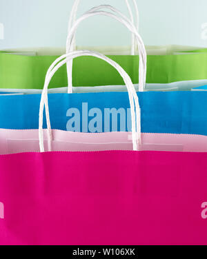 Multi-couleur rectangulaire des sacs en papier avec poignées blanc Banque D'Images